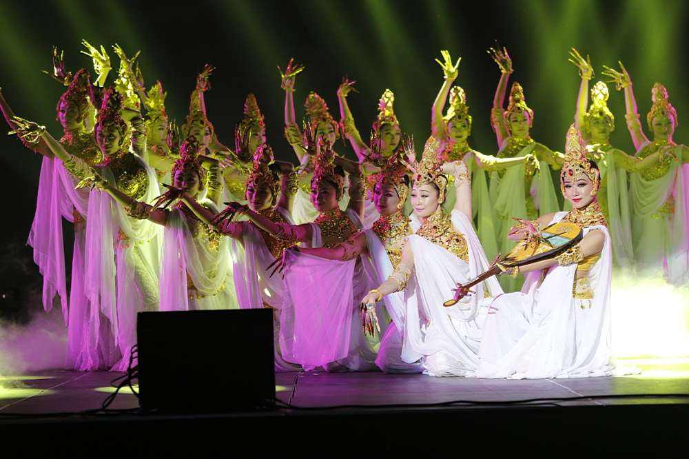 一、靈動(dòng)的思想  “創(chuàng)意”不僅是演藝的靈魂，更是社會(huì)發(fā)展進(jìn)步的要素。有了一個(gè)好的創(chuàng)意，演藝便會(huì)事半功倍。同樣我們開展的演藝能被廣大師生所接受并認(rèn)可，就更離不開合理的安排、精心的設(shè)計(jì)、巧妙的構(gòu)思。因此，建立一種清晰合理、開拓創(chuàng)新的思維軌跡是辦好演藝的基礎(chǔ)。創(chuàng)意思路的優(yōu)劣，主要區(qū)別在于思維方式的不同，具有“靈感”的演藝常常帶著時(shí)代的氣息與強(qiáng)大的生命力。正確的定位演藝我們需要作到以下幾點(diǎn)：